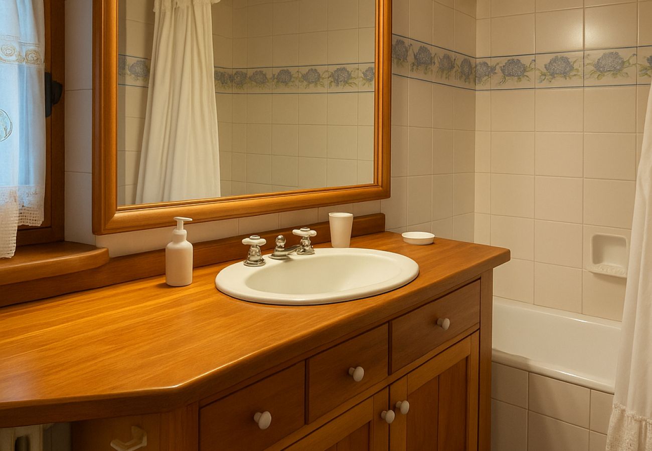 Casa a San Carlos de Bariloche - HUAPI17 Espectacular casa con amplio jardín y costa con muelle sobre el Lago Nahuel Huapi