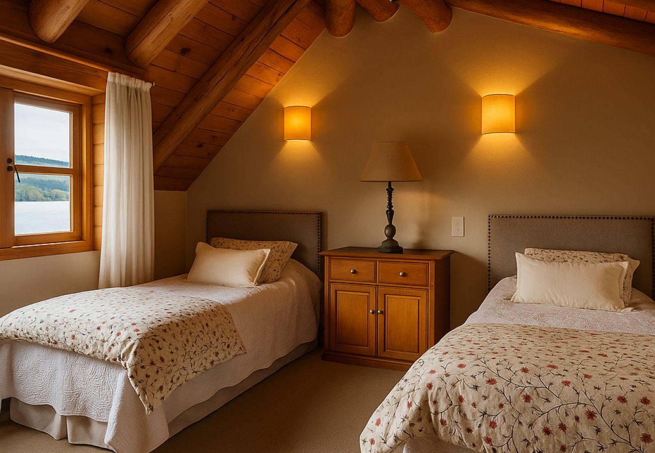 Casa a San Carlos de Bariloche - HUAPI17 Espectacular casa con amplio jardín y costa con muelle sobre el Lago Nahuel Huapi