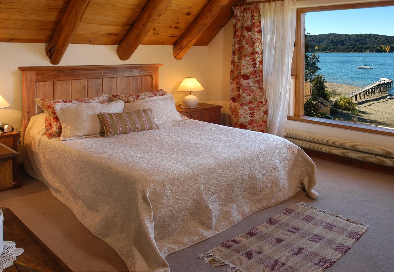 Casa a San Carlos de Bariloche - HUAPI17 Espectacular casa con amplio jardín y costa con muelle sobre el Lago Nahuel Huapi