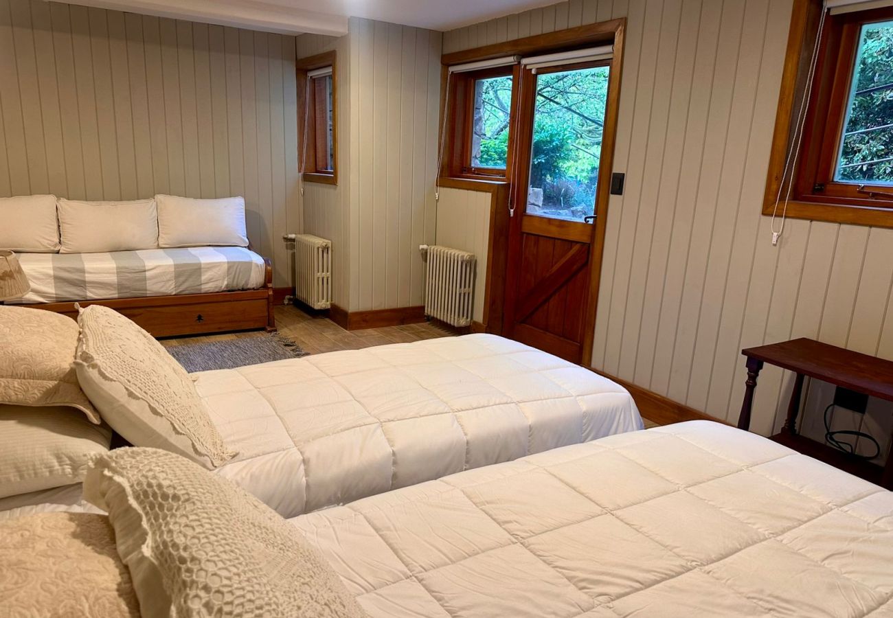 Casa a San Carlos de Bariloche - HUAPI17 Espectacular casa con amplio jardín y costa con muelle sobre el Lago Nahuel Huapi