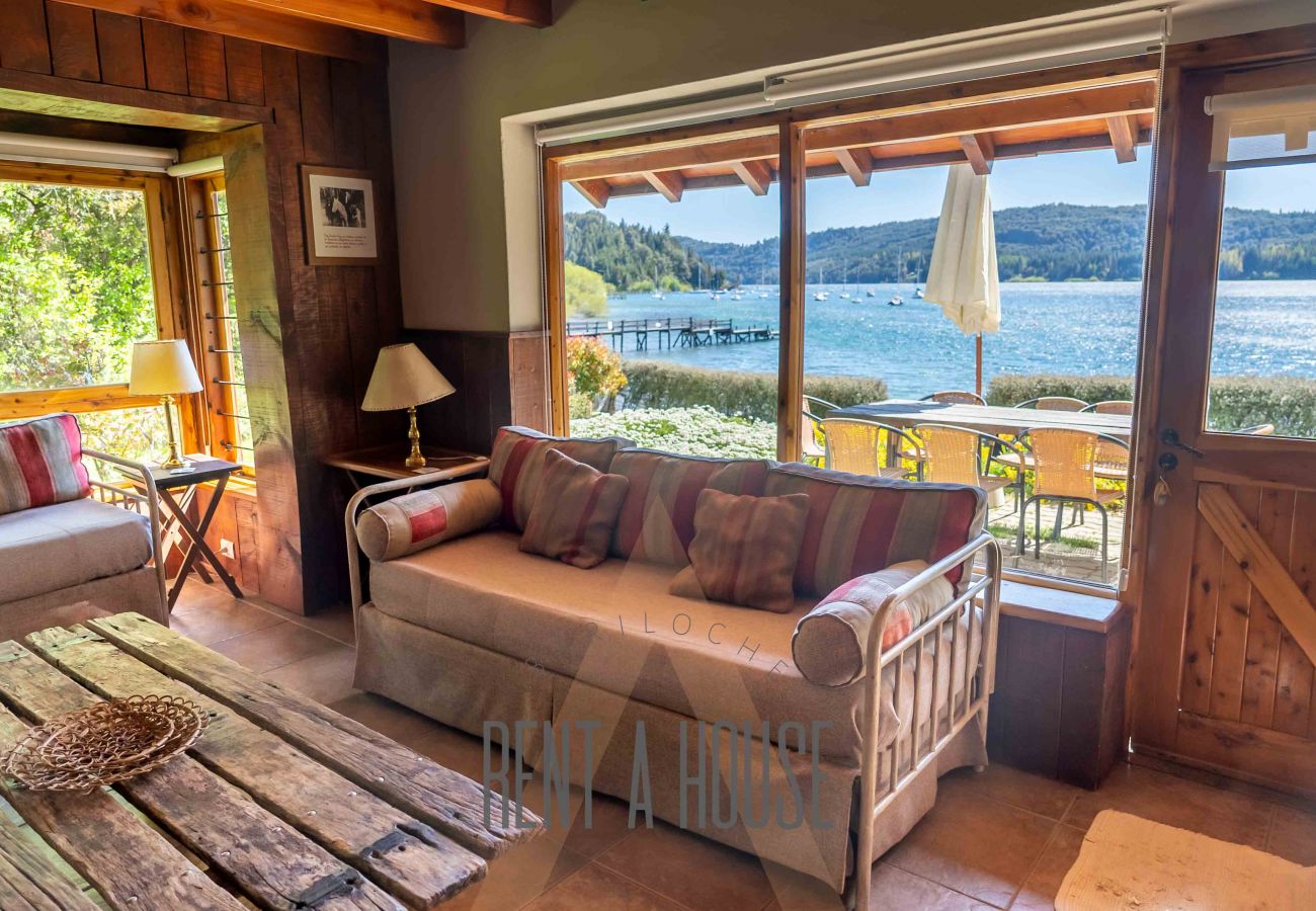 Baita a San Carlos de Bariloche - HUAPI18 Amplia y luminosa cabaña frente al lago Nahuel Huapi Dentro de un complejo de 4 cabañas.