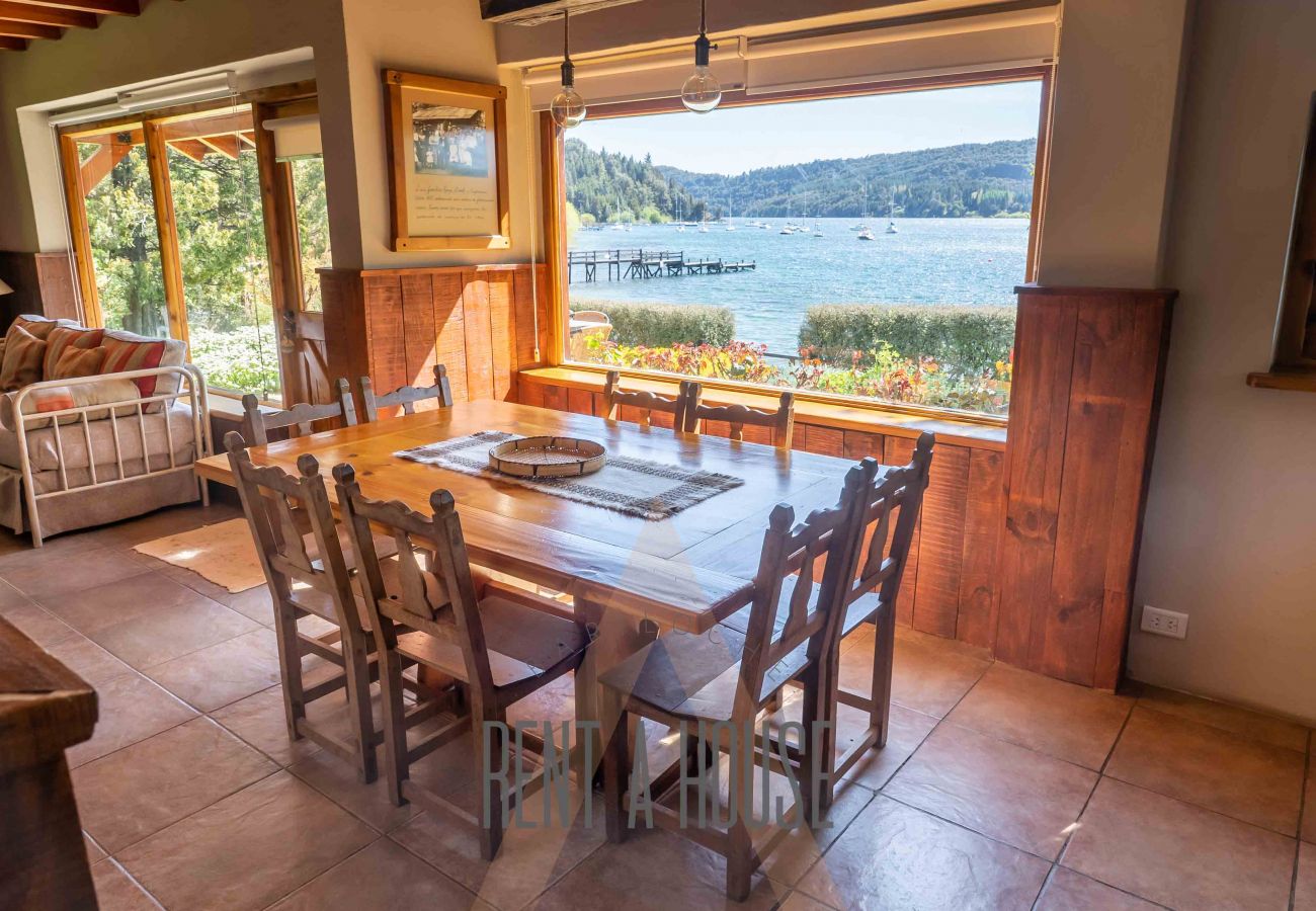 Baita a San Carlos de Bariloche - HUAPI18 Amplia y luminosa cabaña frente al lago Nahuel Huapi Dentro de un complejo de 4 cabañas.