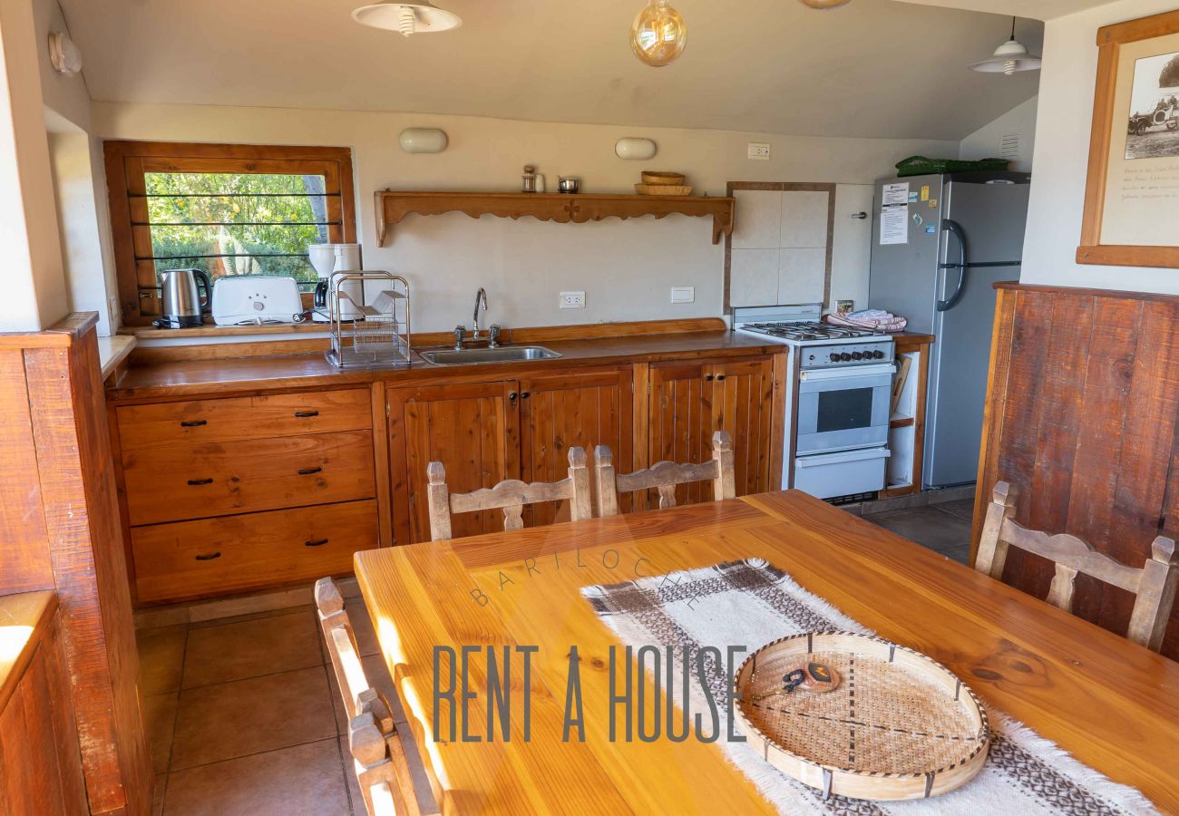 Baita a San Carlos de Bariloche - HUAPI18 Amplia y luminosa cabaña frente al lago Nahuel Huapi Dentro de un complejo de 4 cabañas.