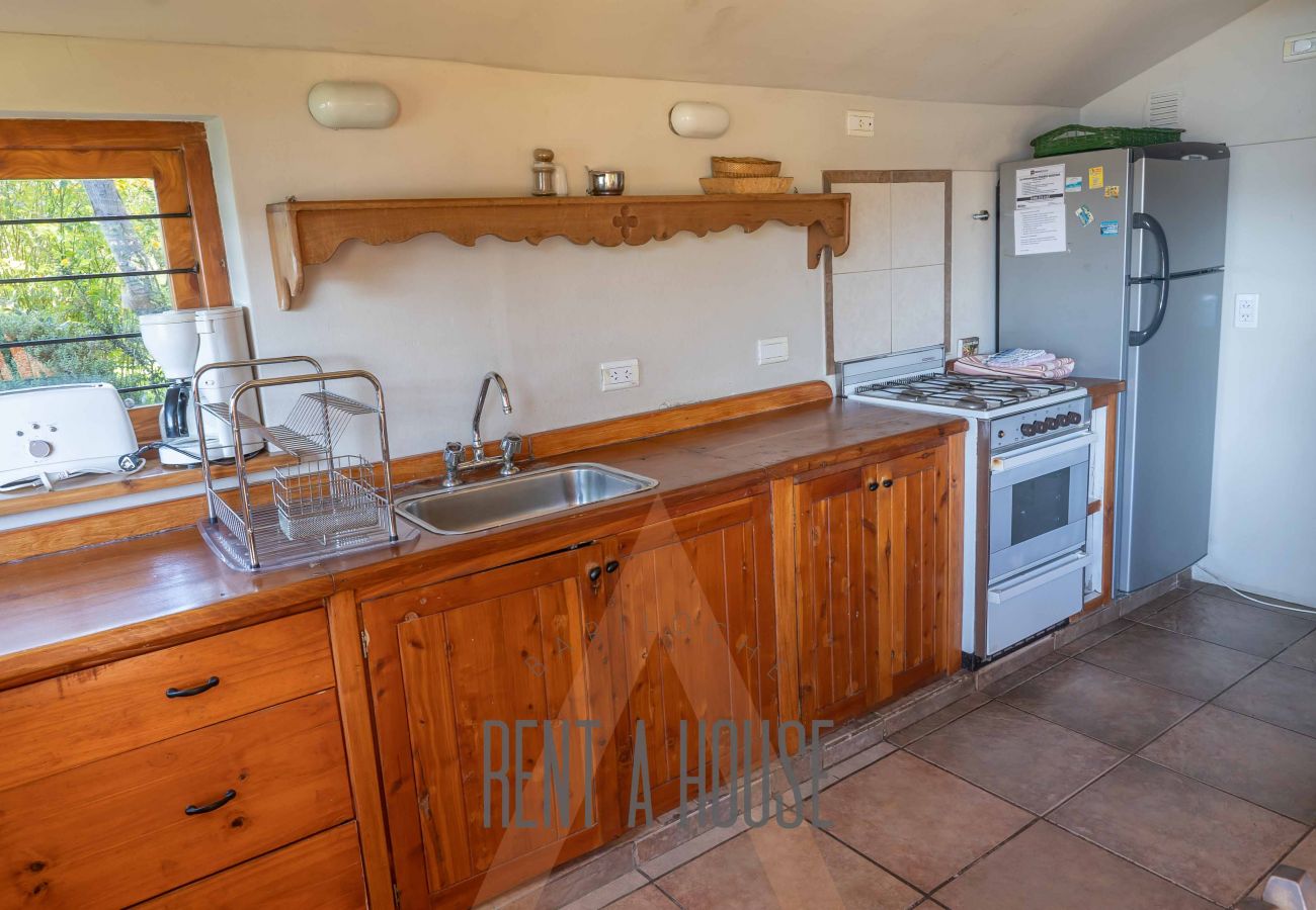 Baita a San Carlos de Bariloche - HUAPI18 Amplia y luminosa cabaña frente al lago Nahuel Huapi Dentro de un complejo de 4 cabañas.