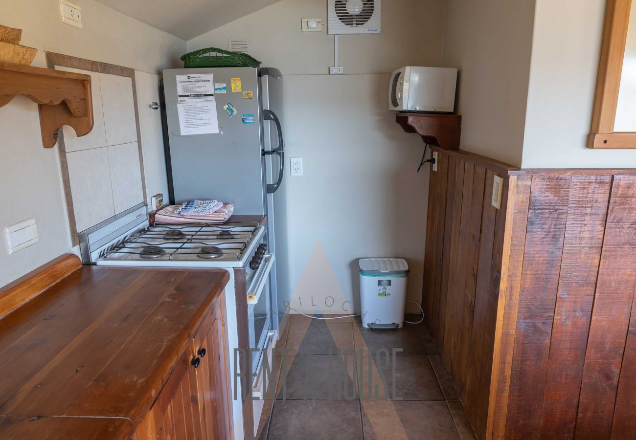 Baita a San Carlos de Bariloche - HUAPI18 Amplia y luminosa cabaña frente al lago Nahuel Huapi Dentro de un complejo de 4 cabañas.