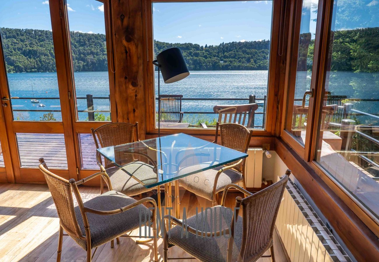 Casa a San Carlos de Bariloche - VENAH02 Espectacular casa con costa y vista al lago desde todos los ambientes.
