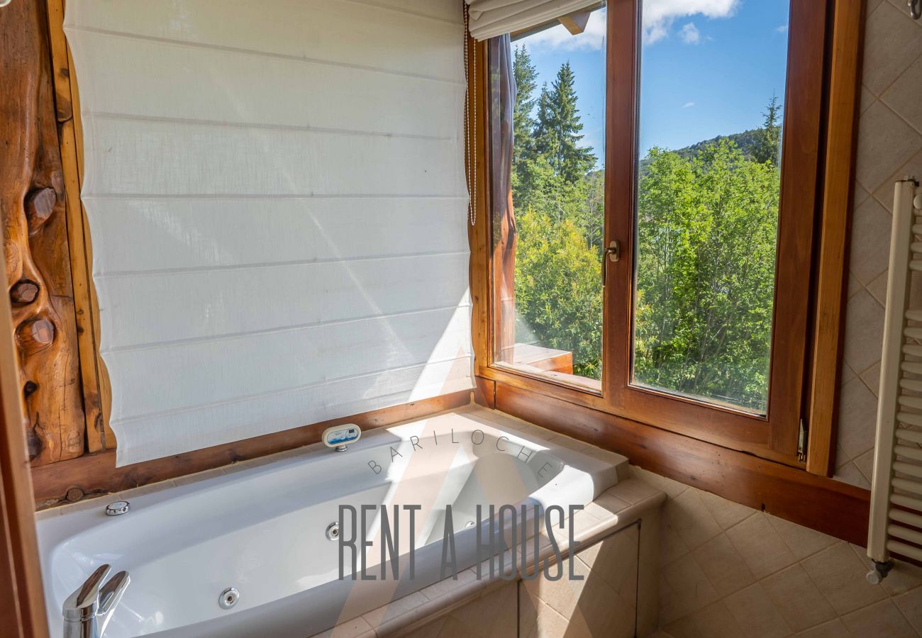 Casa a San Carlos de Bariloche - VENAH02 Espectacular casa con costa y vista al lago desde todos los ambientes.