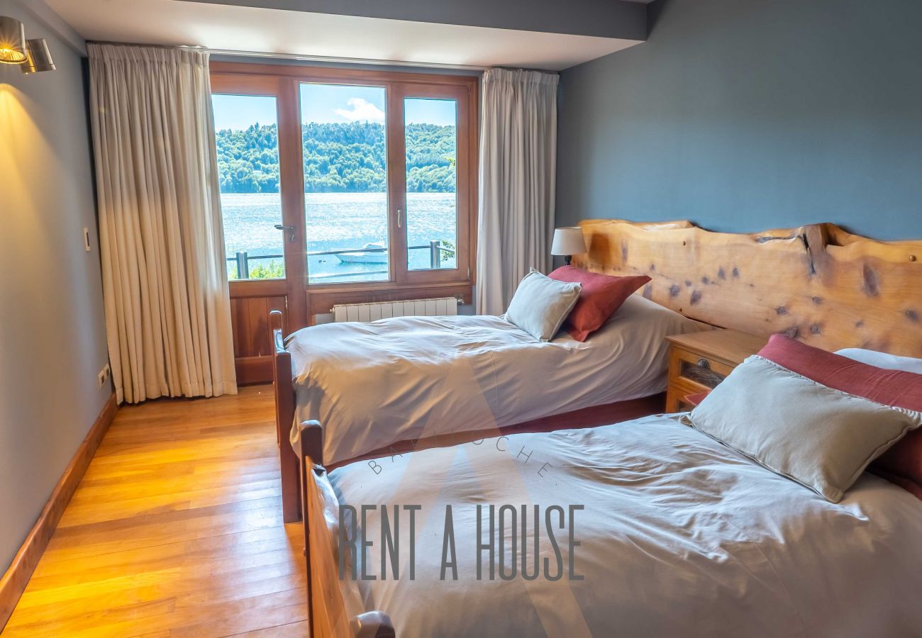 Casa a San Carlos de Bariloche - VENAH02 Espectacular casa con costa y vista al lago desde todos los ambientes.