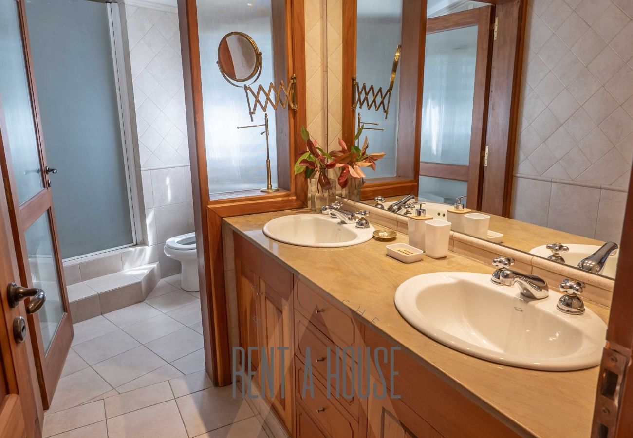 Casa a San Carlos de Bariloche - VENAH02 Espectacular casa con costa y vista al lago desde todos los ambientes.