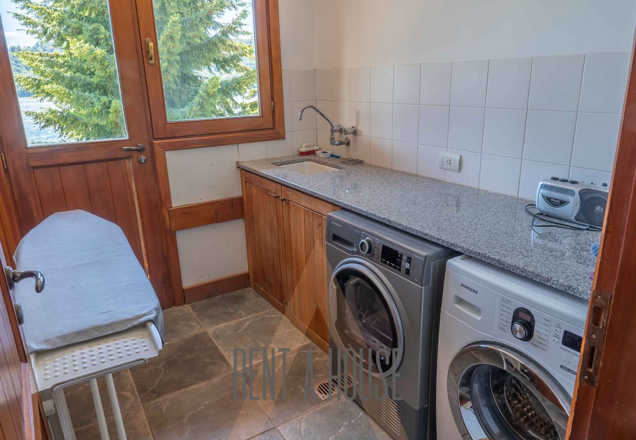 Casa a San Carlos de Bariloche - VENAH02 Espectacular casa con costa y vista al lago desde todos los ambientes.