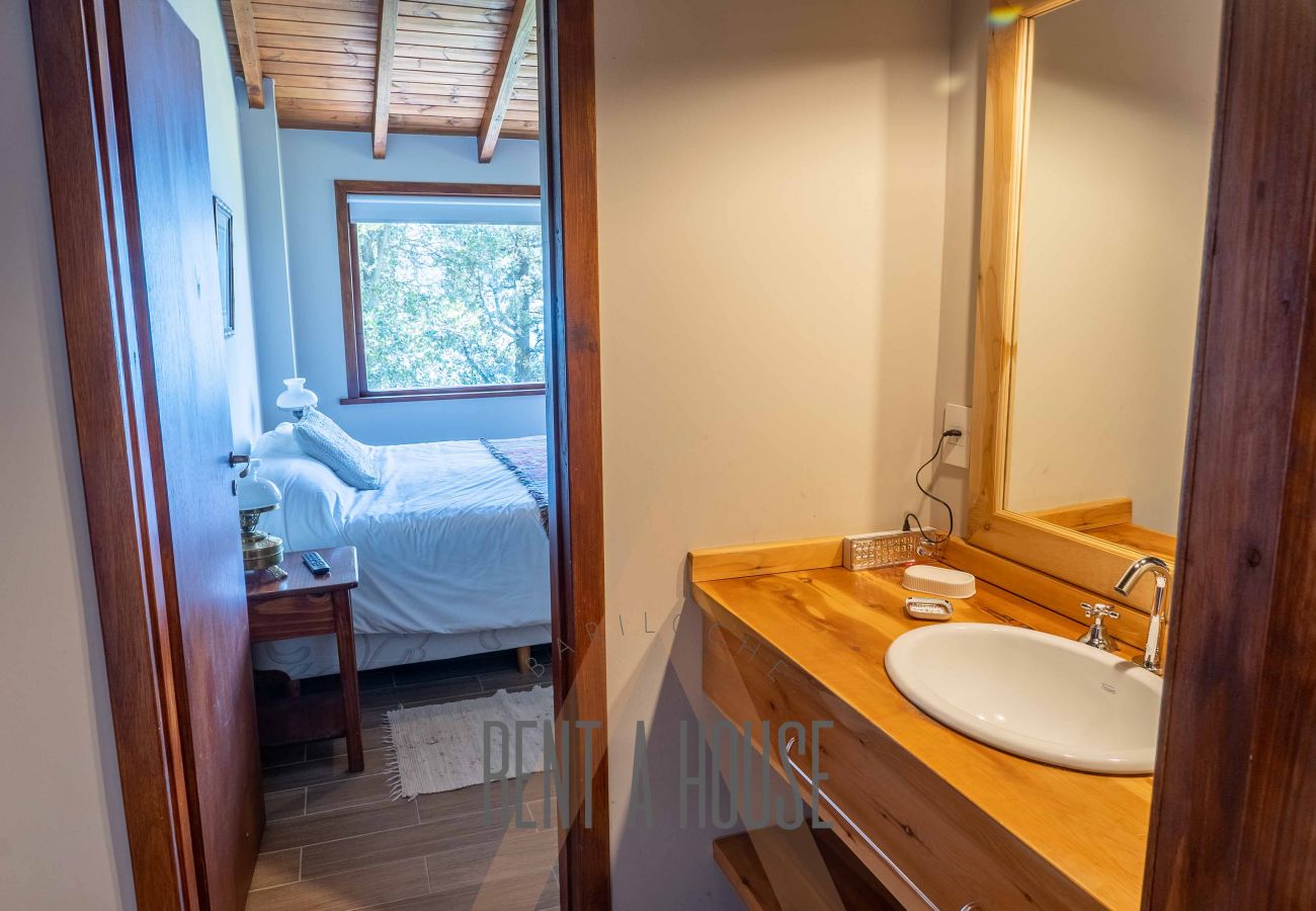 Baita a San Carlos de Bariloche - HUAPI20C Cálida cabaña en amplio terreno en la costa del Lago Nahuel Huapi