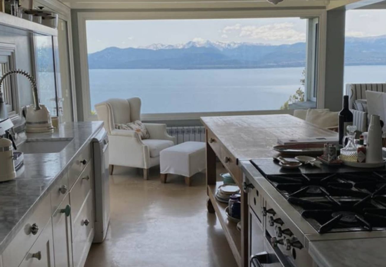 Casa a San Carlos de Bariloche - VIEW10 TREMENDA CASA EN BARILOCHE + VISTA AL LAGO + HOT TUB