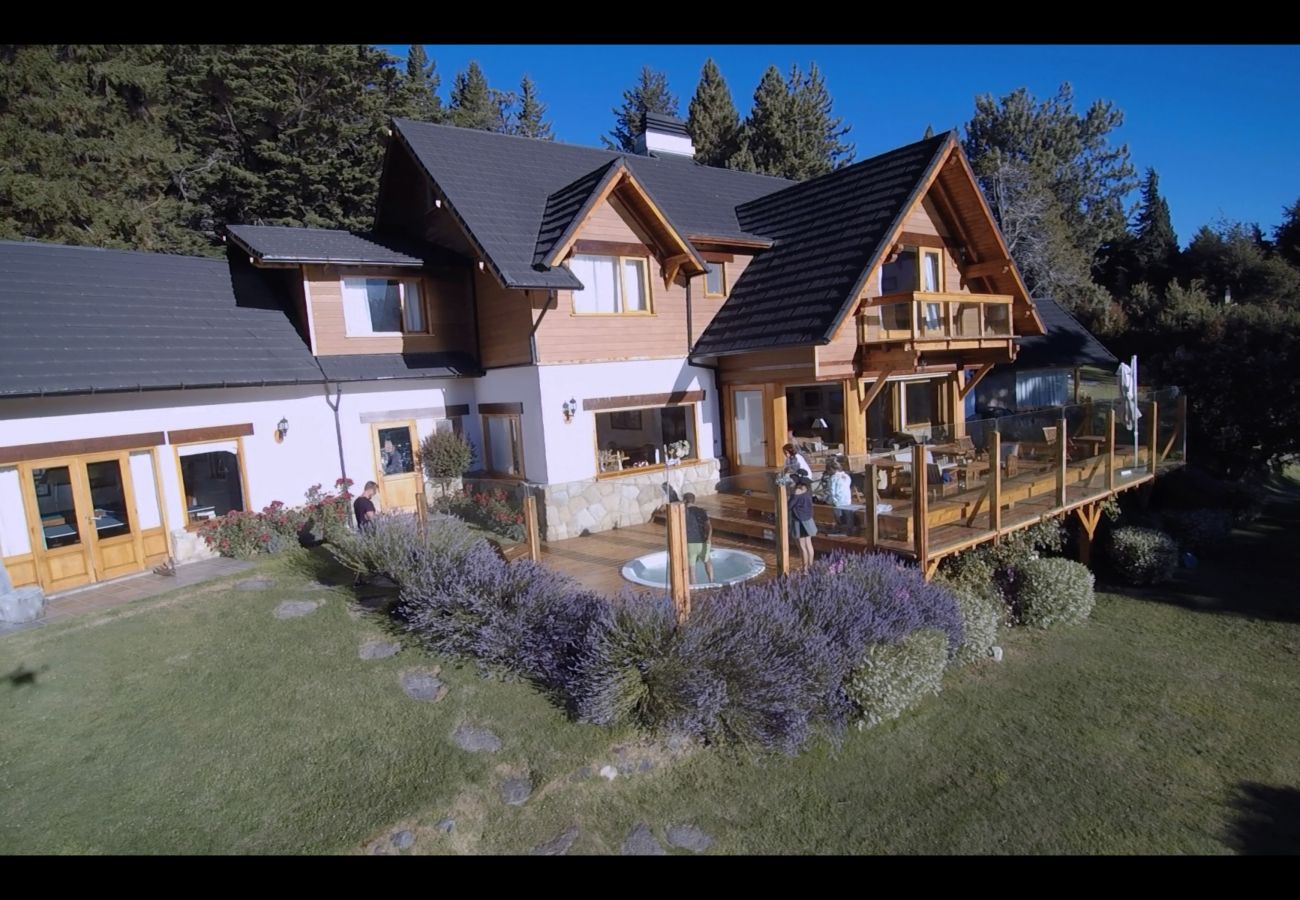 Casa a San Carlos de Bariloche - ESPECTACULAR CASA EN LLAO LLAO - COSTA DE LAGO, CANCHA DE TENIS Y JACUZZI