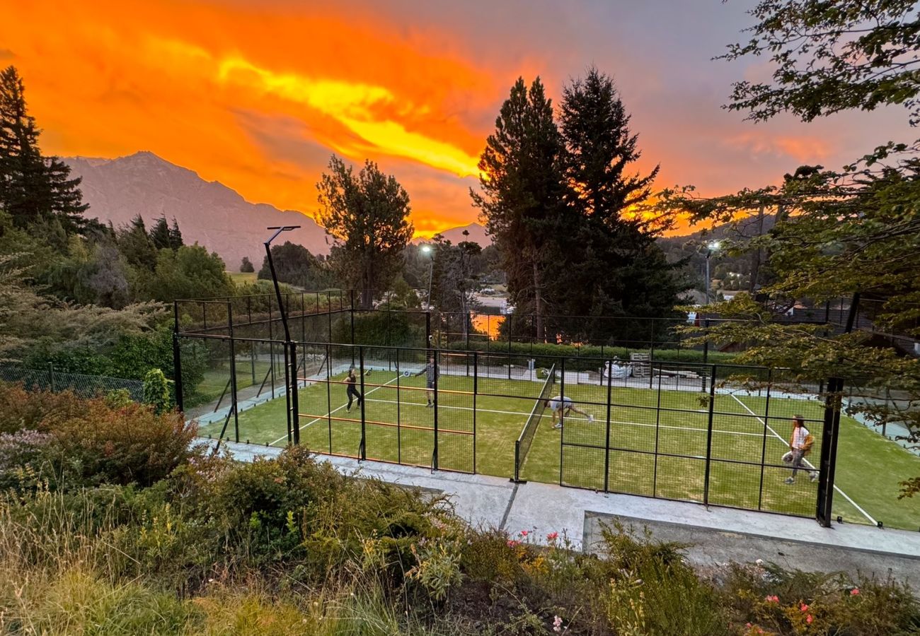 Casa a San Carlos de Bariloche - ESPECTACULAR CASA EN LLAO LLAO - COSTA DE LAGO, CANCHA DE TENIS Y JACUZZI