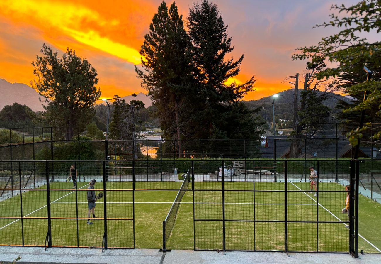 Casa a San Carlos de Bariloche - ESPECTACULAR CASA EN LLAO LLAO - COSTA DE LAGO, CANCHA DE TENIS Y JACUZZI