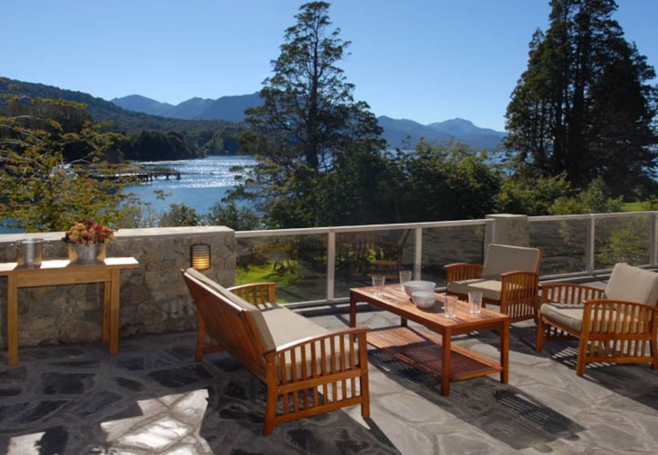 Casa a San Carlos de Bariloche - huapi10 Espectacular casa con amplia terraza y costa, a orillas del Lago Nahuel Huapi.