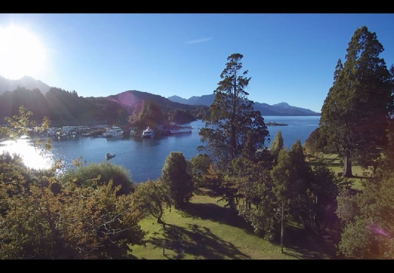 Casa a San Carlos de Bariloche - huapi10 Espectacular casa con amplia terraza y costa, a orillas del Lago Nahuel Huapi.