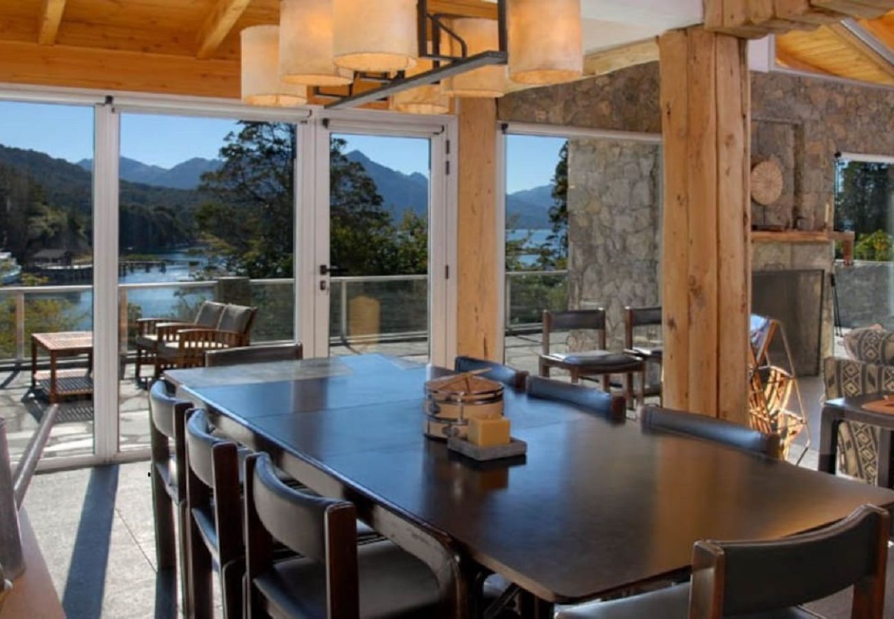 Casa a San Carlos de Bariloche - huapi10 Espectacular casa con amplia terraza y costa, a orillas del Lago Nahuel Huapi.