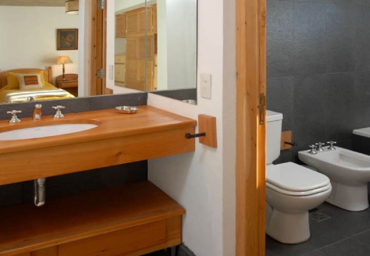 Casa a San Carlos de Bariloche - huapi10 Espectacular casa con amplia terraza y costa, a orillas del Lago Nahuel Huapi.