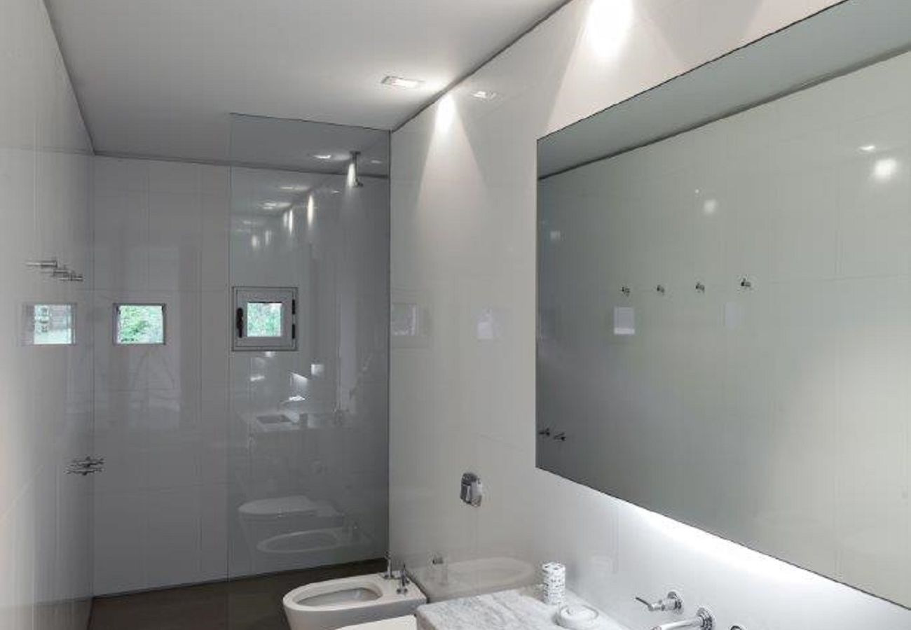 Casa a San Carlos de Bariloche - ARE07 MODERNA CASA UBICADA EN ARELAUQUEN CON VISTA AL LAGO Y A LA MONTAÑA