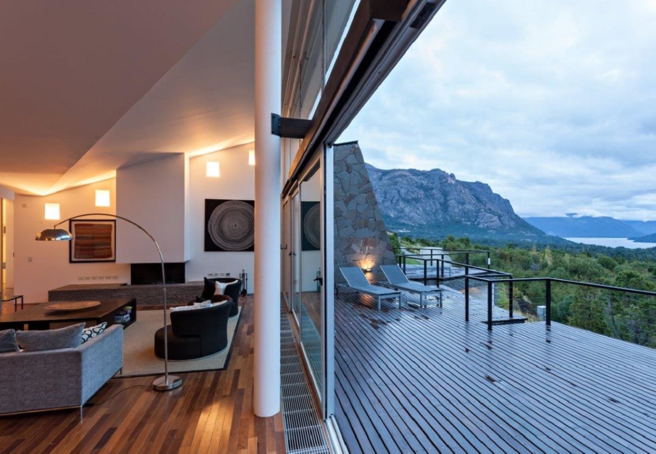 Casa a San Carlos de Bariloche - ARE07 MODERNA CASA UBICADA EN ARELAUQUEN CON VISTA AL LAGO Y A LA MONTAÑA