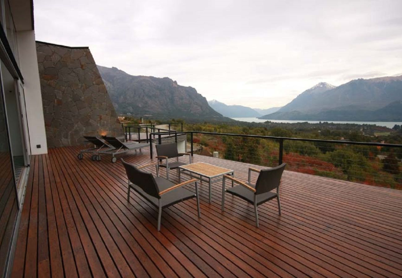 Casa a San Carlos de Bariloche - ARE07 MODERNA CASA UBICADA EN ARELAUQUEN CON VISTA AL LAGO Y A LA MONTAÑA