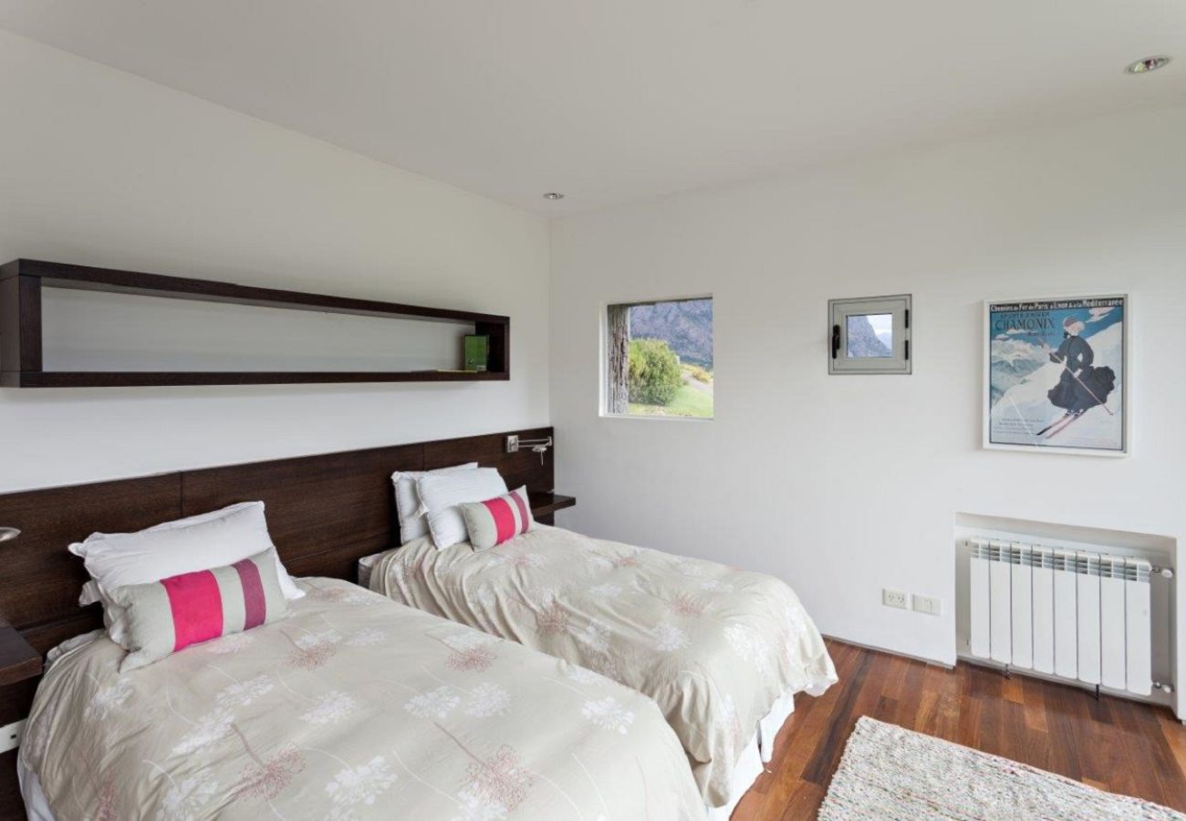 Casa a San Carlos de Bariloche - ARE07 MODERNA CASA UBICADA EN ARELAUQUEN CON VISTA AL LAGO Y A LA MONTAÑA