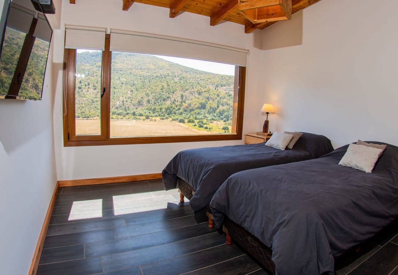 Casa a San Carlos de Bariloche - ARE28 Lindisima casa luminosa en Arelauquen, con vista a las montañas y a las canchas de polo