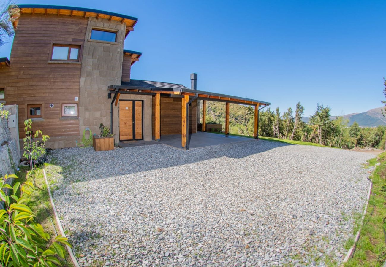 Casa a San Carlos de Bariloche - ARE28 Lindisima casa luminosa en Arelauquen, con vista a las montañas y a las canchas de polo