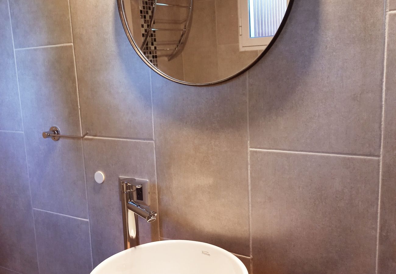 Baita a San Carlos de Bariloche - Cálido complejo de 3 dúplex ubicados a 20 mts de la playa del Lago Moreno.