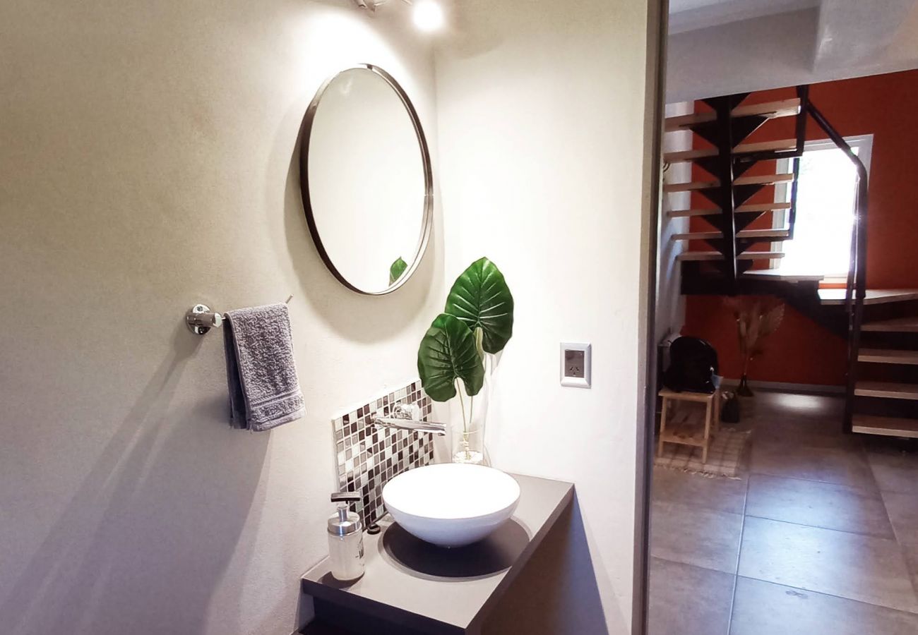 Baita a San Carlos de Bariloche - Cálido complejo de 3 dúplex ubicados a 20 mts de la playa del Lago Moreno.