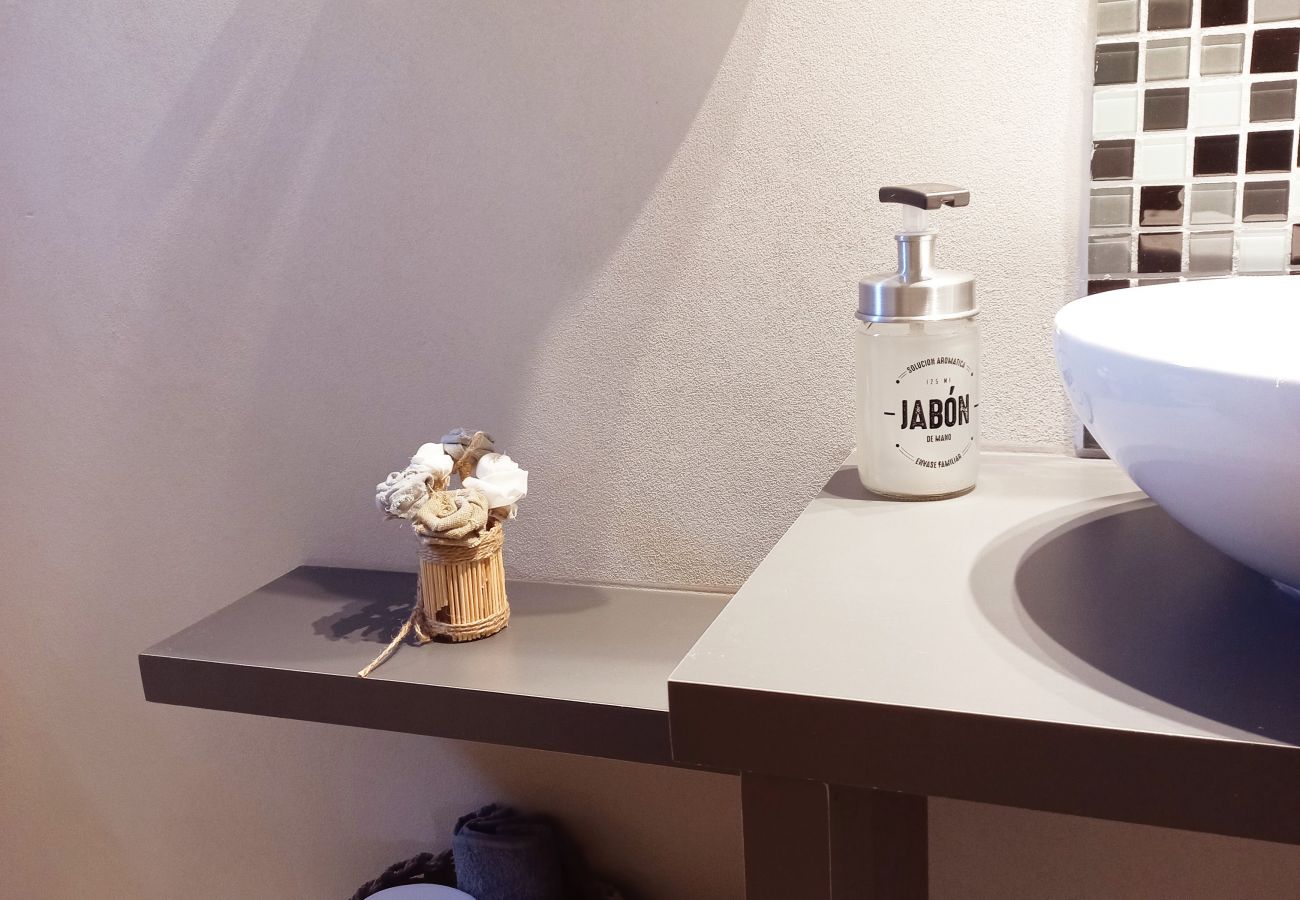 Baita a San Carlos de Bariloche - Cálido complejo de 3 dúplex ubicados a 20 mts de la playa del Lago Moreno.