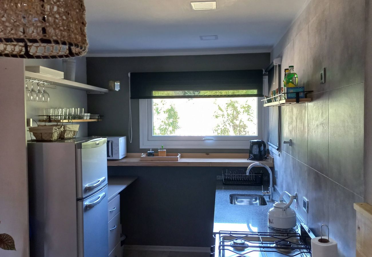 Baita a San Carlos de Bariloche - Cálido complejo de 3 dúplex ubicados a 20 mts de la playa del Lago Moreno.