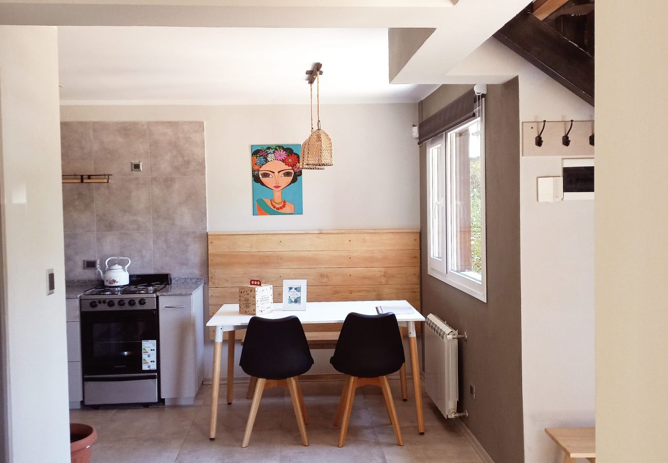 Baita a San Carlos de Bariloche - Cálido complejo de 3 dúplex ubicados a 20 mts de la playa del Lago Moreno.