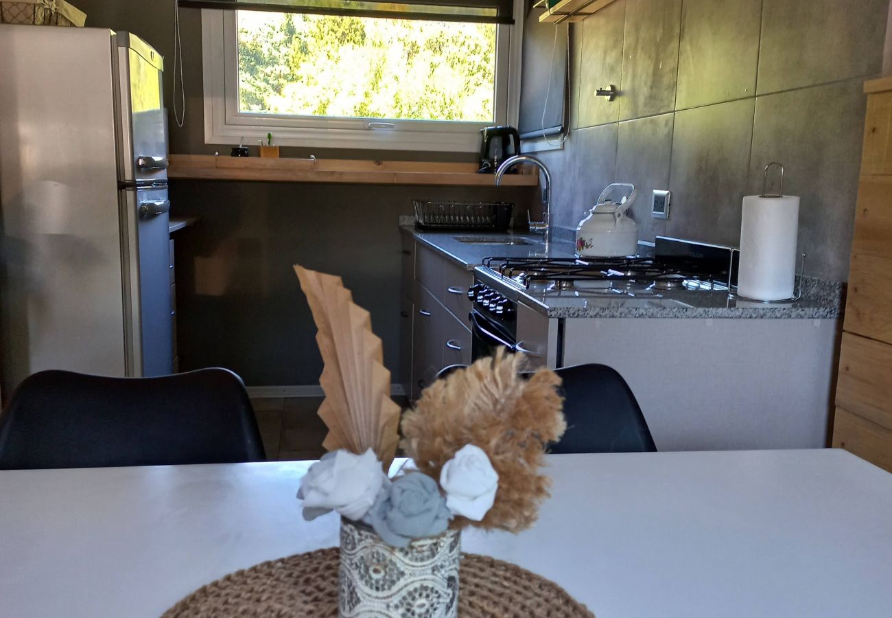 Baita a San Carlos de Bariloche - Cálido complejo de 3 dúplex ubicados a 20 mts de la playa del Lago Moreno.