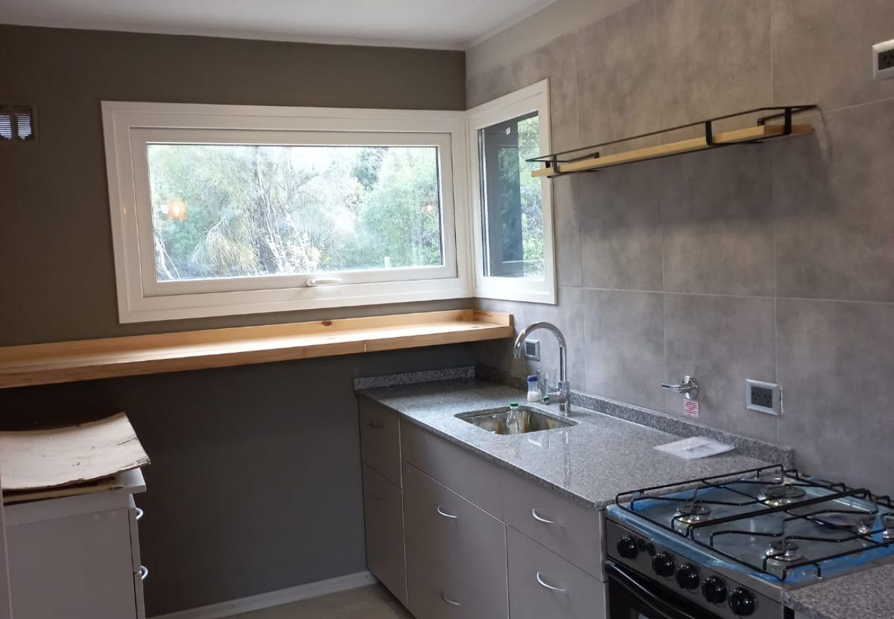 Baita a San Carlos de Bariloche - Cálido complejo de 3 dúplex ubicados a 20 mts de la playa del Lago Moreno.