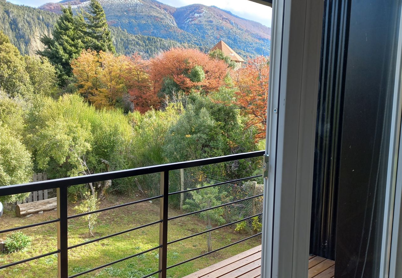 Baita a San Carlos de Bariloche - Cálido complejo de 3 dúplex ubicados a 20 mts de la playa del Lago Moreno.