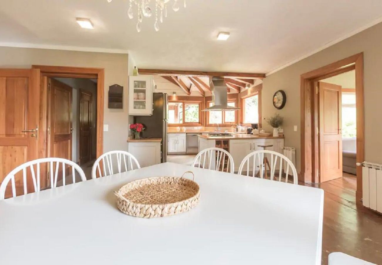 Casa a San Carlos de Bariloche - HUAPI01C IMPONENTE CASA CON COSTA, RODEADA DE BOSQUE A ORILLAS DEL LAGO NAHUEL HUAPI.