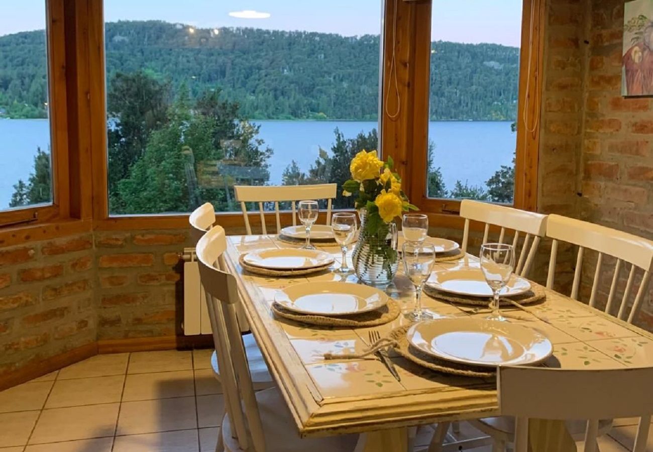 Casa a San Carlos de Bariloche - HUAPI07C Exclusiva casa con playa de arena sobre el Lago Nahuel Huapi