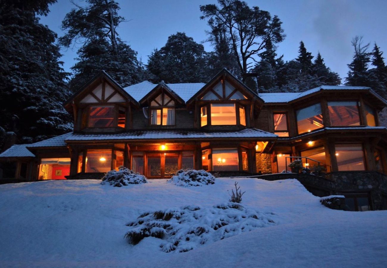 Casa a San Carlos de Bariloche - HUAPI07C Exclusiva casa con playa de arena sobre el Lago Nahuel Huapi