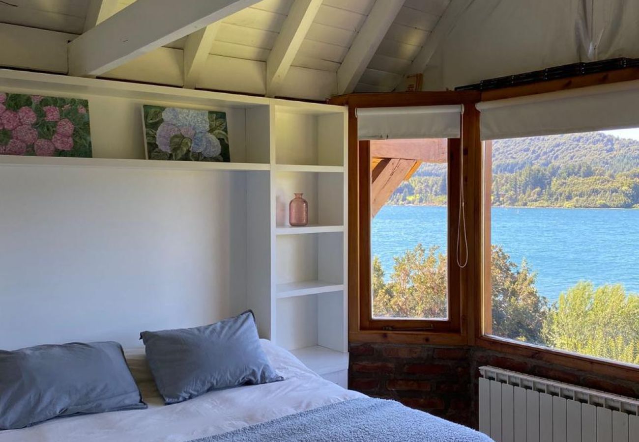 Casa a San Carlos de Bariloche - HUAPI07C Exclusiva casa con playa de arena sobre el Lago Nahuel Huapi