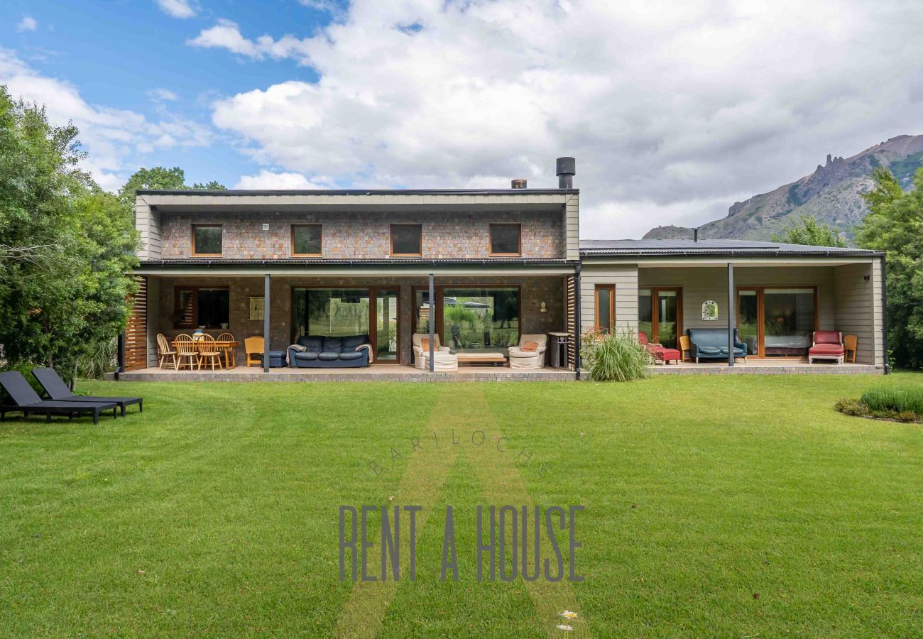Casa a San Carlos de Bariloche - ARE12- COMODA Y CALIDA CASA EN ARELAUQUEN CON GALERÍAS Y HERMOSO JARDÍN CON VISTA A LAS MONTAÑAS
