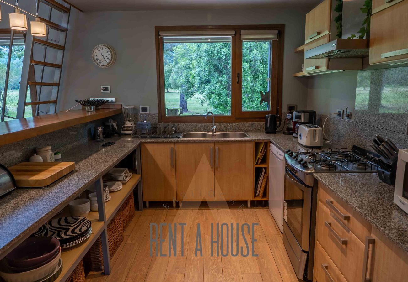 Casa a San Carlos de Bariloche - ARE12- COMODA Y CALIDA CASA EN ARELAUQUEN CON GALERÍAS Y HERMOSO JARDÍN CON VISTA A LAS MONTAÑAS