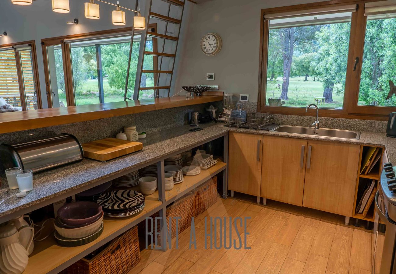 Casa a San Carlos de Bariloche - ARE12- COMODA Y CALIDA CASA EN ARELAUQUEN CON GALERÍAS Y HERMOSO JARDÍN CON VISTA A LAS MONTAÑAS