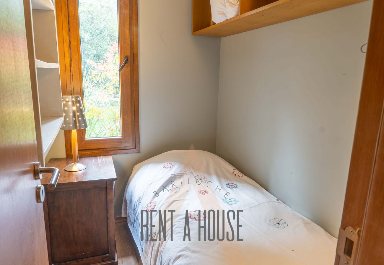 Casa a San Carlos de Bariloche - ARE12- COMODA Y CALIDA CASA EN ARELAUQUEN CON GALERÍAS Y HERMOSO JARDÍN CON VISTA A LAS MONTAÑAS