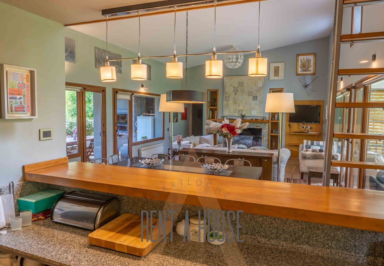 Casa a San Carlos de Bariloche - ARE12- COMODA Y CALIDA CASA EN ARELAUQUEN CON GALERÍAS Y HERMOSO JARDÍN CON VISTA A LAS MONTAÑAS