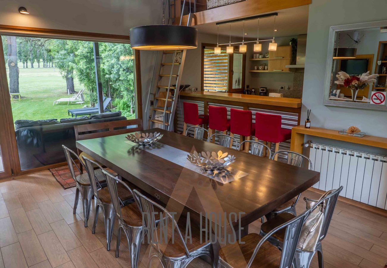 Casa a San Carlos de Bariloche - ARE12- COMODA Y CALIDA CASA EN ARELAUQUEN CON GALERÍAS Y HERMOSO JARDÍN CON VISTA A LAS MONTAÑAS