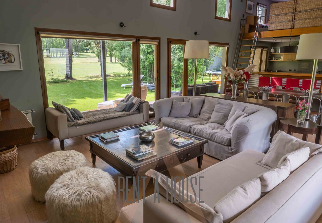 Casa a San Carlos de Bariloche - ARE12- COMODA Y CALIDA CASA EN ARELAUQUEN CON GALERÍAS Y HERMOSO JARDÍN CON VISTA A LAS MONTAÑAS