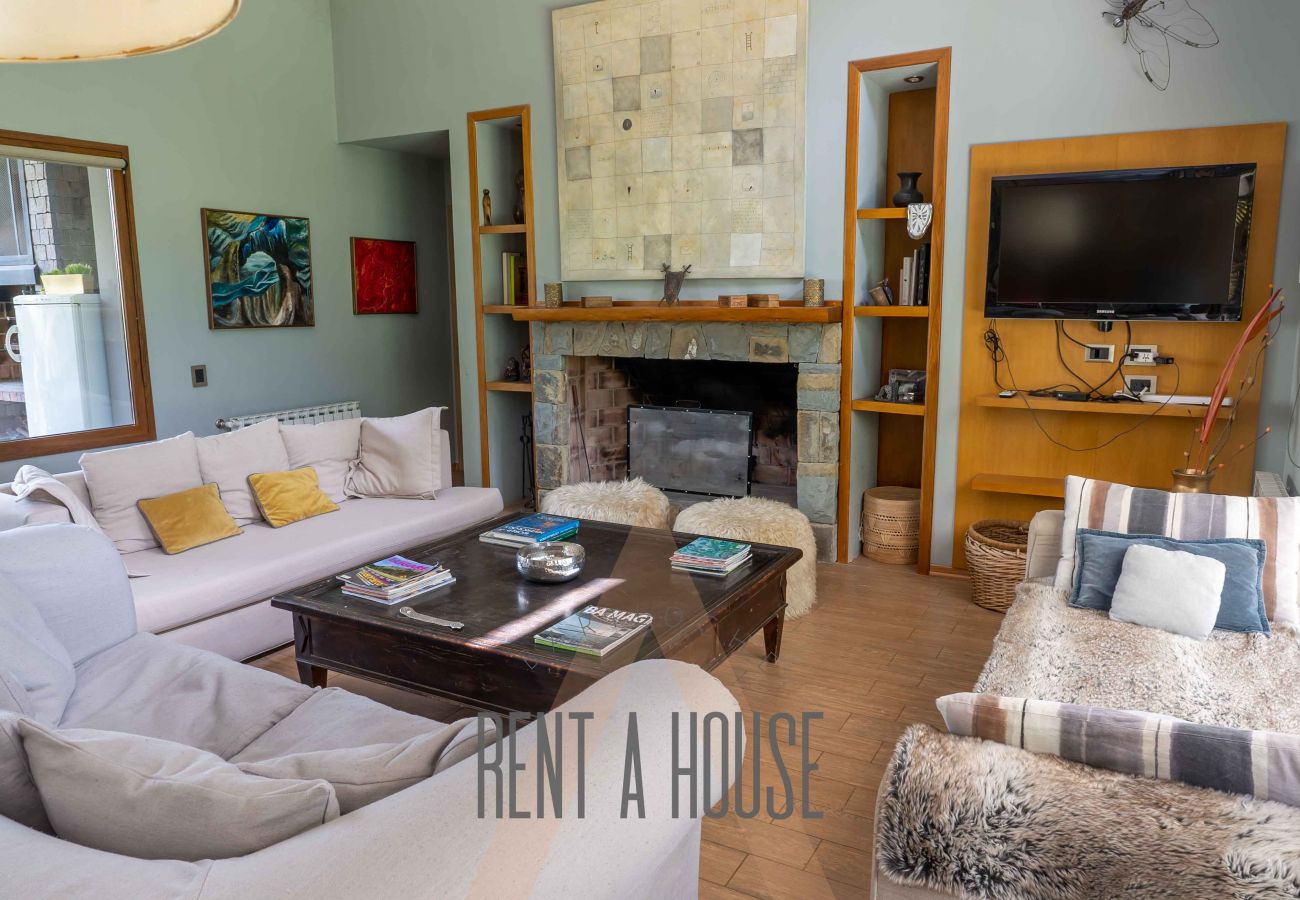 Casa a San Carlos de Bariloche - ARE12- COMODA Y CALIDA CASA EN ARELAUQUEN CON GALERÍAS Y HERMOSO JARDÍN CON VISTA A LAS MONTAÑAS