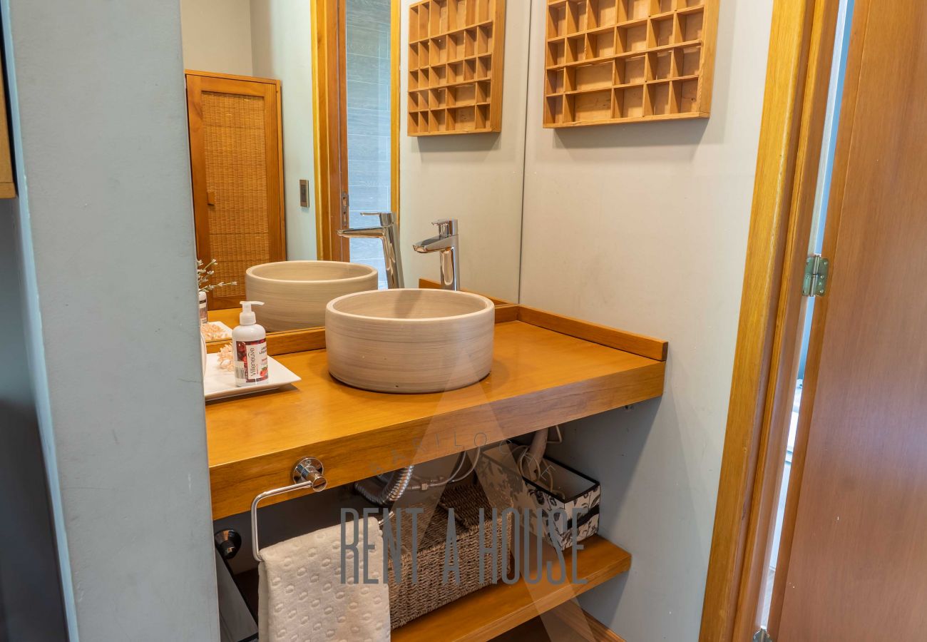 Casa a San Carlos de Bariloche - ARE12- COMODA Y CALIDA CASA EN ARELAUQUEN CON GALERÍAS Y HERMOSO JARDÍN CON VISTA A LAS MONTAÑAS